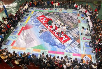 Monopoli gigante per i 42 anni di Italia in Miniatura a Rimini Monopoli gigante per i 42 anni di Italia in Miniatura a Rimini