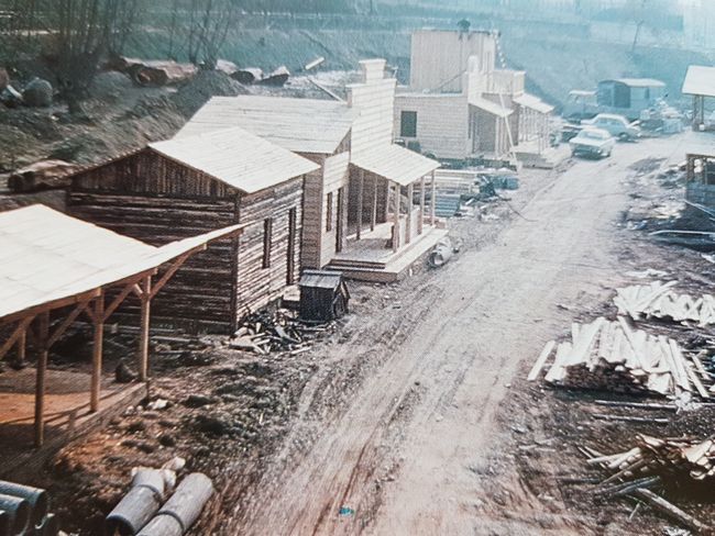 Gardaland 1975: lavori di costruzione del villaggio western Rio Bravo