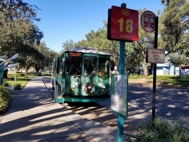 autobus i-ride trolley in servizio lungo la i-drive di orlando