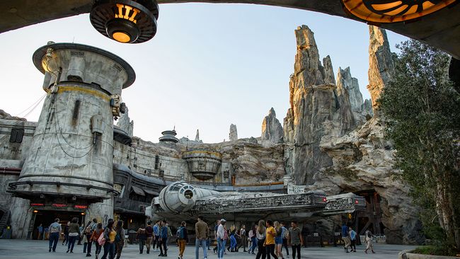 Nuova area tematica Star Wars Galaxy's Edge a Disneyland California e Disney Studios Orlando