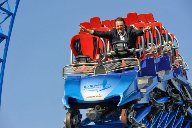 Roland Mack sul roller coaster Blue Fire di Europa Park