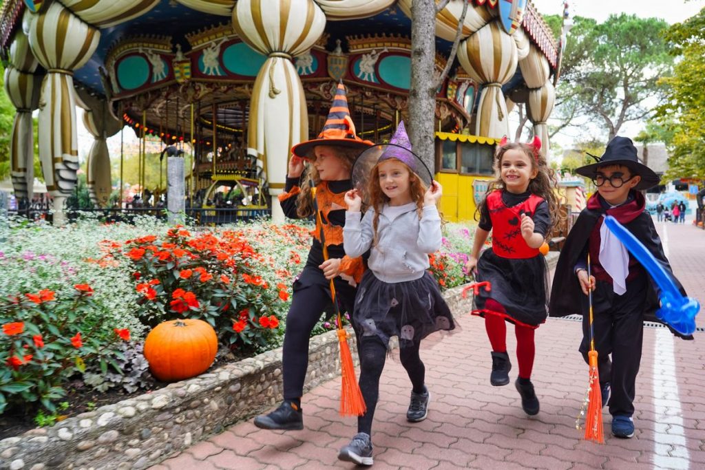 Bambini si divertono a Gardaland durante l'evento Magic Halloween