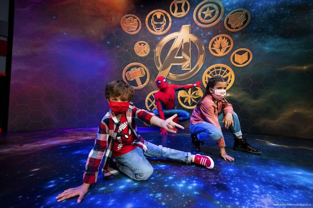 Selfie Point con Spider-Man alla Super Hero Station all'interno del nuovo hotel a tema Marvel di Disneyland Paris
