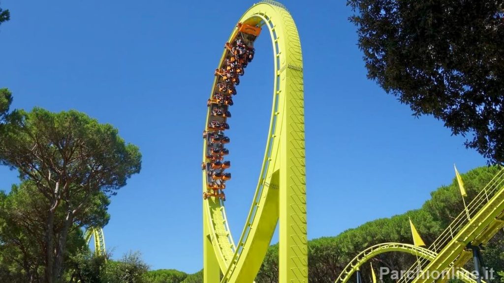 Loop di Freestyle, l'unico Stand Up Coaster presente in Italia si trova al Parco Cavallino Matto