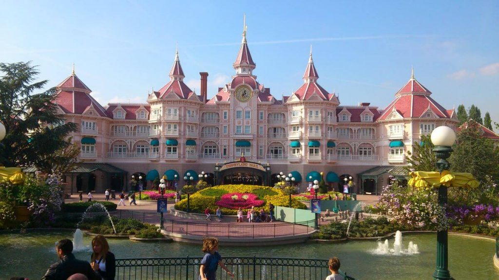 Facciata del Disneyland Hotel che fa anche da ingresso al Disneyland Park di Parigi