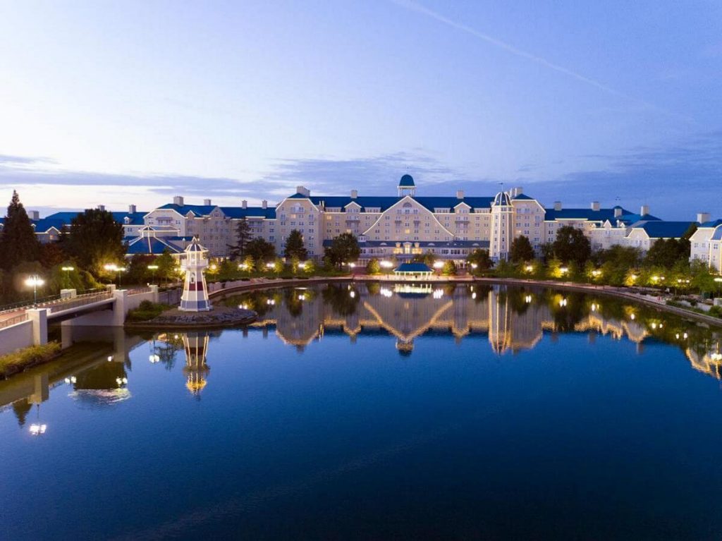 Vista del Disney's Newport Bay Club Hotel di Disneyland Paris che specchia nel lago