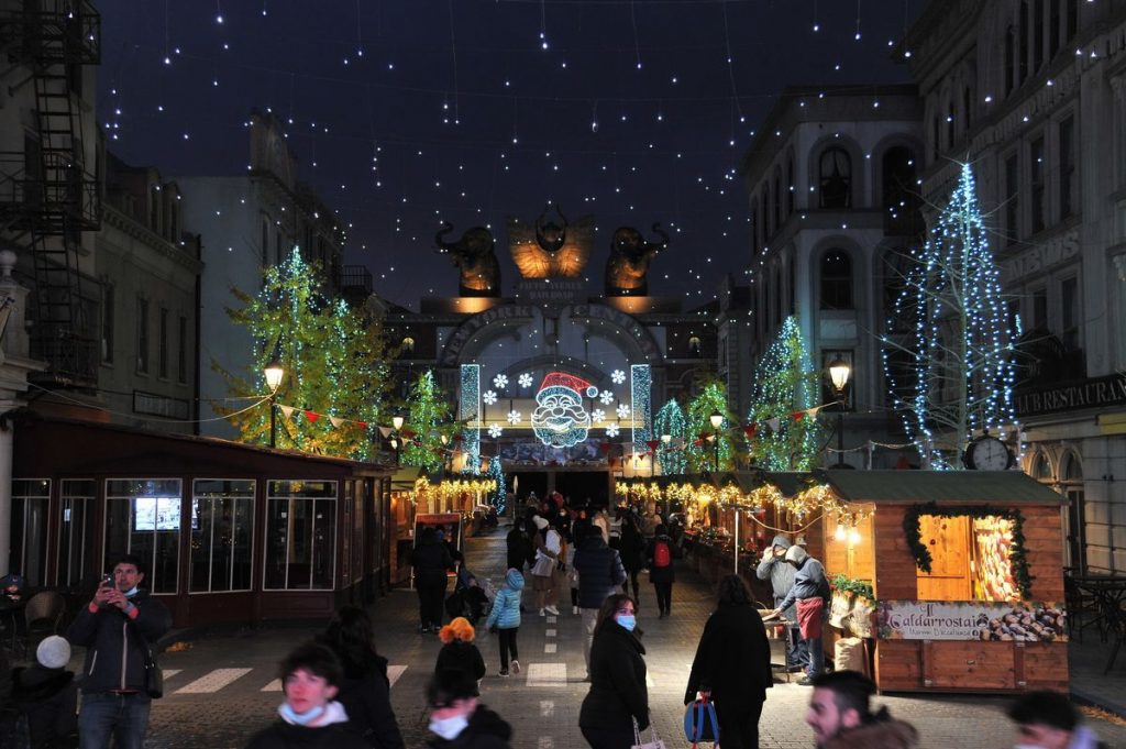 Main Street di Cinecittà World illuminata con le luci di Natale