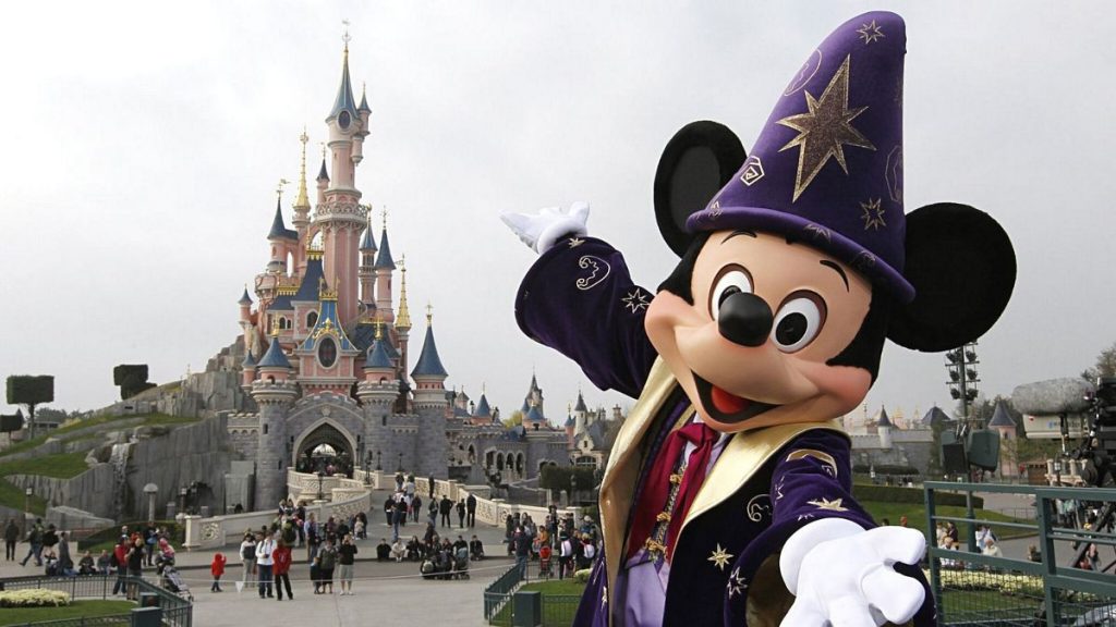 Mago Topolino posa davanti al castello di Disneyland