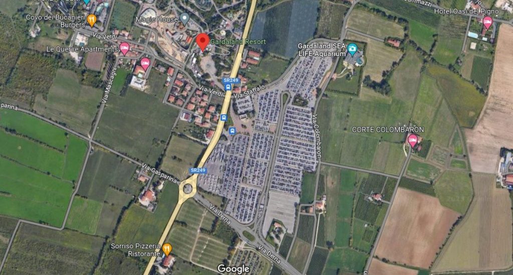 Il parcheggio di Gardaland visto dall'alto con Google Maps