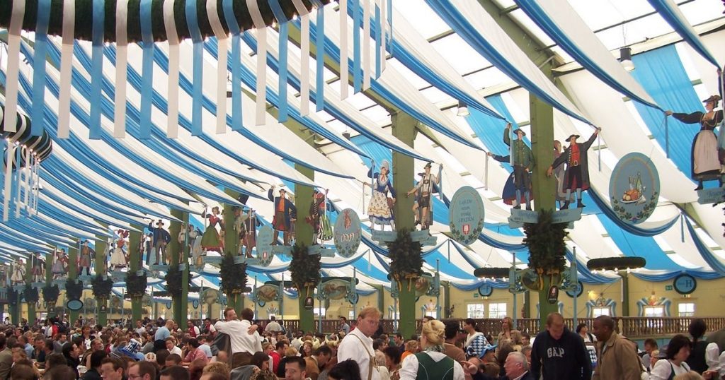 Tradizionali padiglioni della birra all'Oktoberfest di Monaco di Baviera