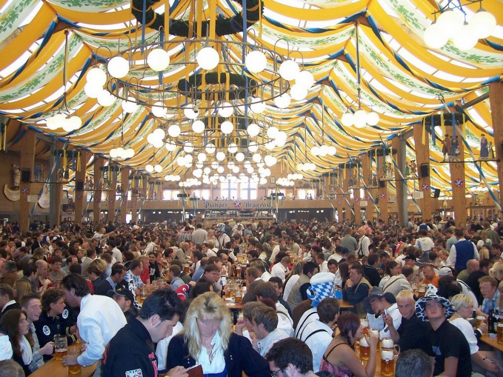 L'interno di un padiglione della birra all'Oktoberfest di Monaco di Baviera