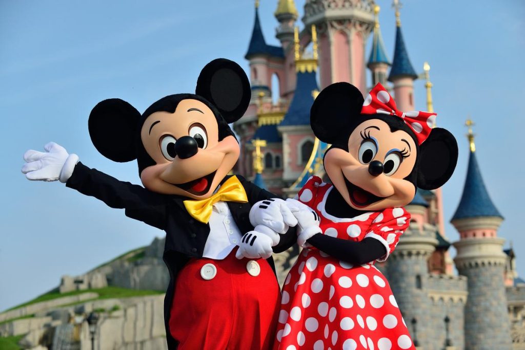 Topolino e Minnie davanti al Castello di Disneyland Paris