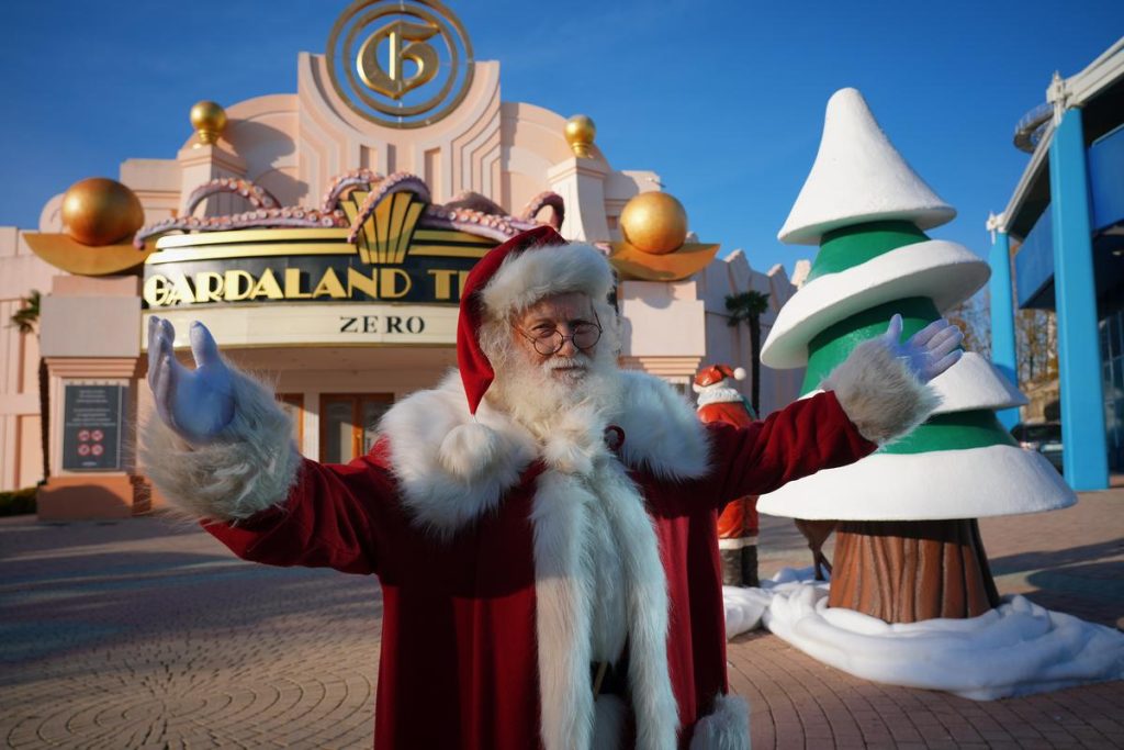 Gardaland Magic Winter: Babbo Natale davanti all'ingresso del Gardaland Theatre