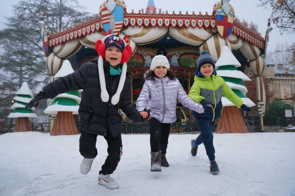 Bambini si divertono a Gardaland durante l'apertura invernale Gardaland Magic Winter