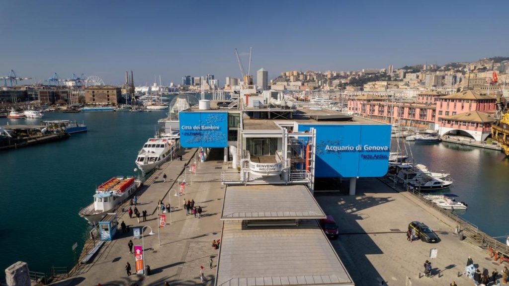 Panoramica dell'ingresso dell'Acquario di Genova e della Città dei Bambini e dei Ragazzi