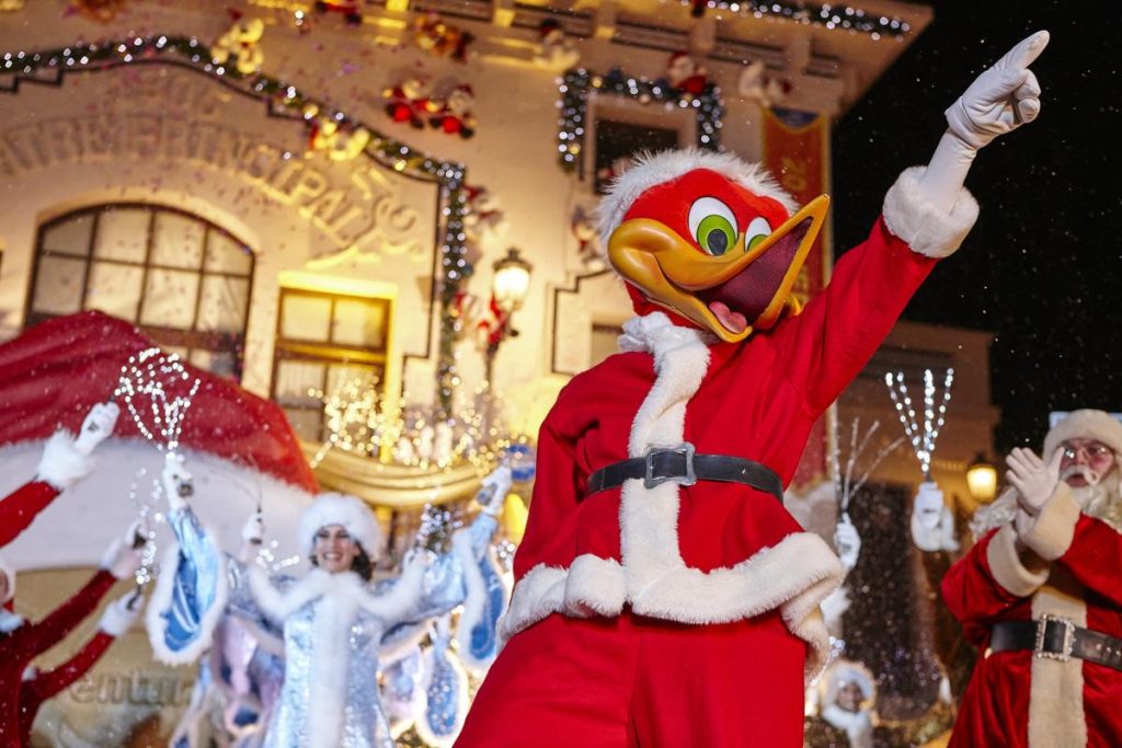Le mascotte di PortAventura World sfilano durante la Parata di Natale