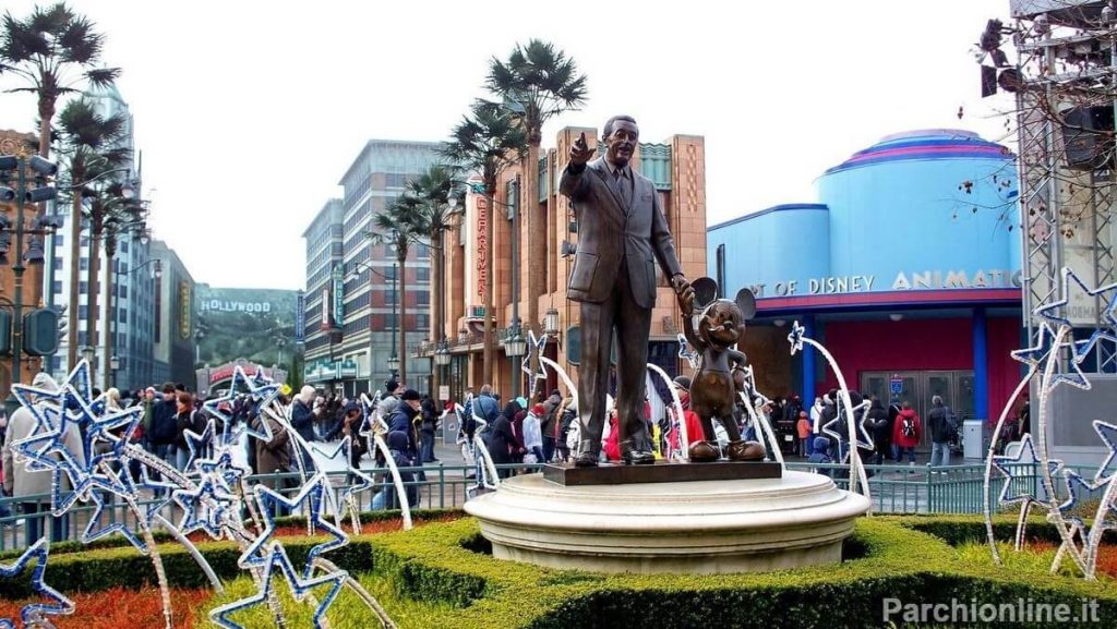 Statua di Walt Disney e Topolino ai Walt Disney Studios Paris, il parco dedicato al cinema e all'animazione Disney e Pixar 