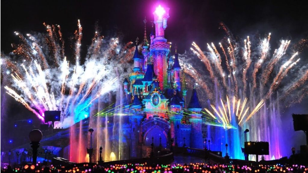 Spettacolo serale sul Castello di Disneyland Paris (ex EuroDosney) con luci laser e fuochi pirotecnici