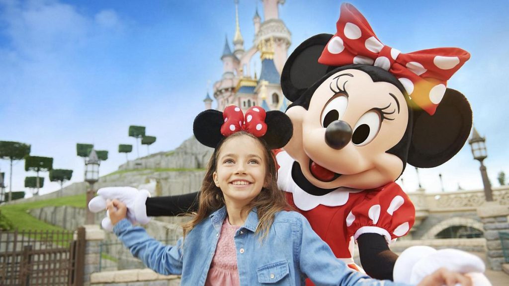 Disneyland Paris: bambina felice posa per una foto insieme a Minnie