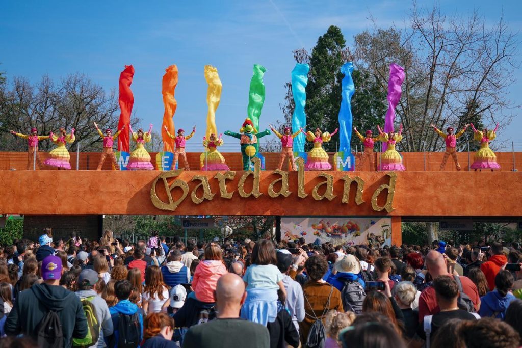 Welcome Show 2024 di Gardaland, lo spettacolo di benvenuto che si svolge ogni mattina sul portale d'ingresso al Parco