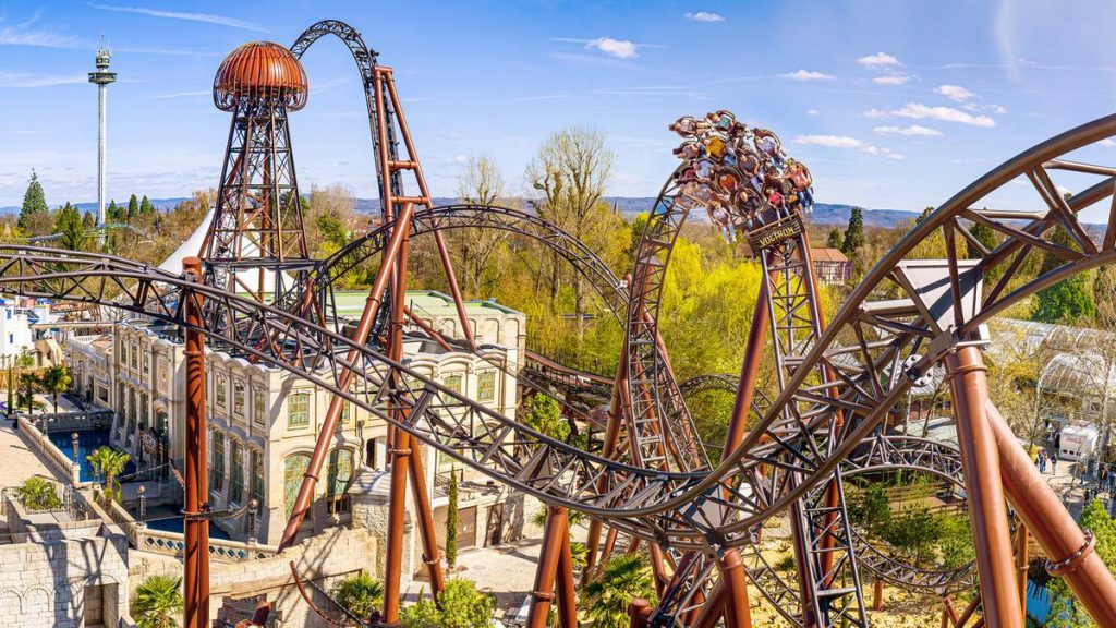 Le nuove montagne russe Voltron del parco divertimenti Europa Park a Rust, in Germania