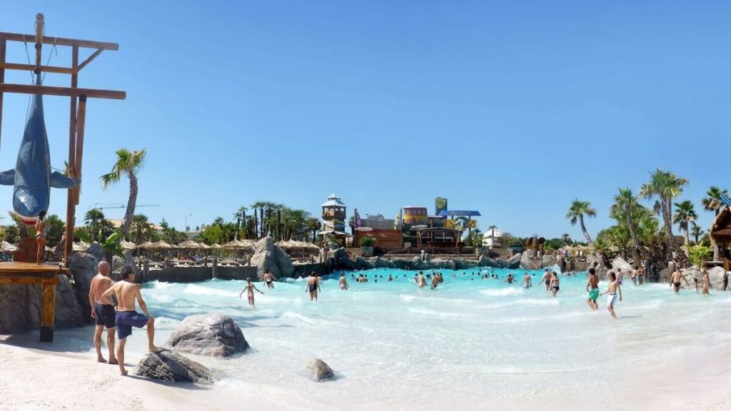 Bagnini a bordo della piscina onde del parco acquatico Caribe Bay a Lido di Jesolo
