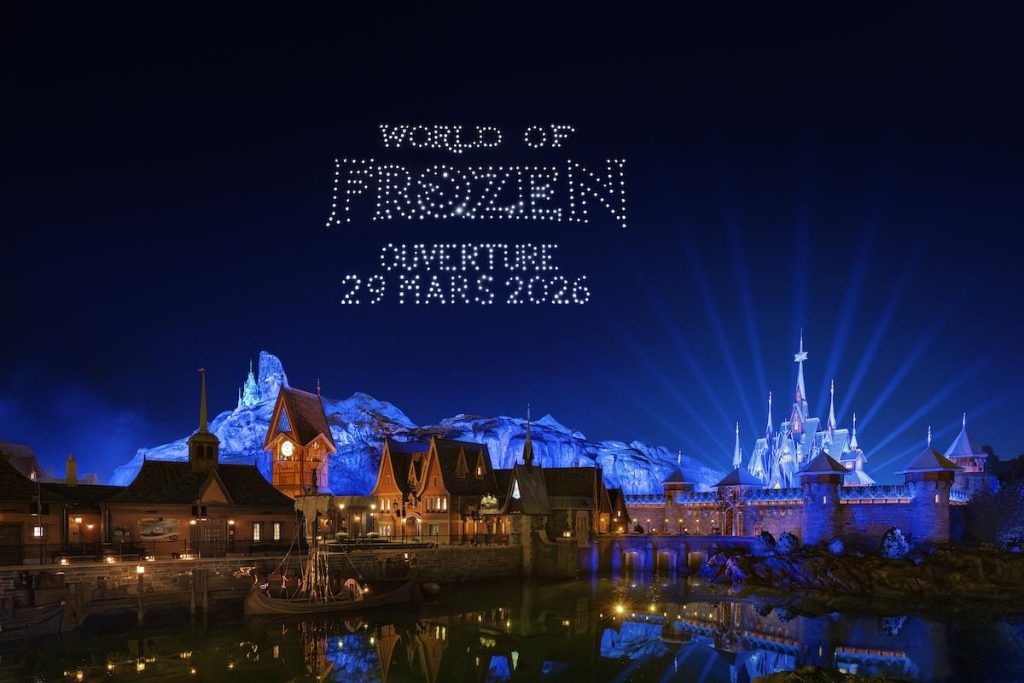 La nuova area tematica World of Frozen di Disneyland Paris con la data di inaugurazione e apertura scritta con i droni nel cielo notturno