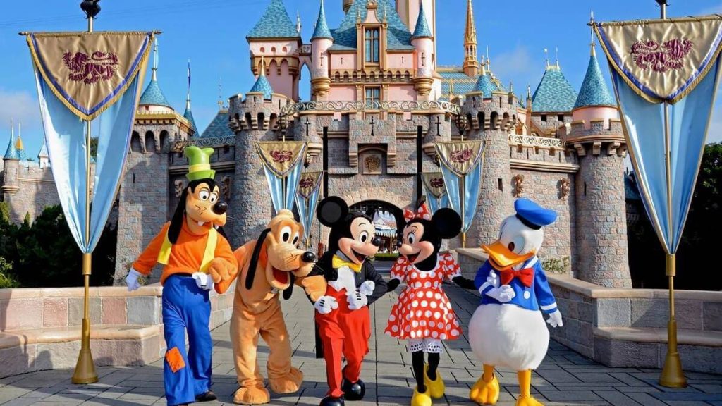I Personaggi Disney davanti al Castello del Parco Disneyland in California