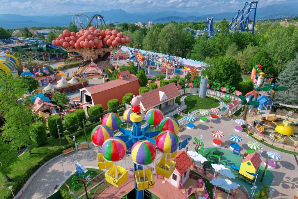 Vista panoramica di Peppa Pig Land e Fantasy Kingdom, le aree per bambini di Gardaland Park