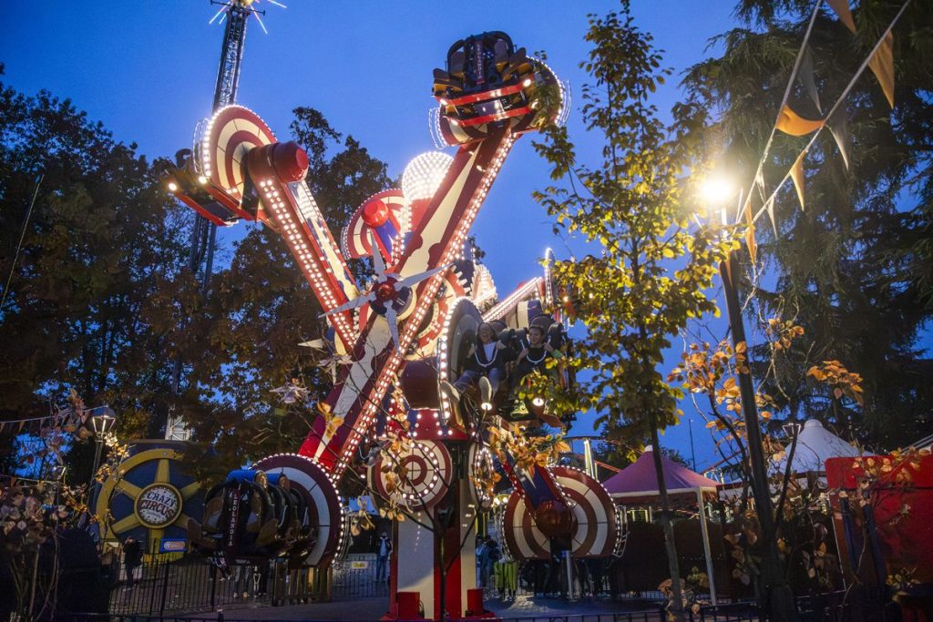 Giostra Blade Storm di Leolandia illuminata durante l'apertura serale