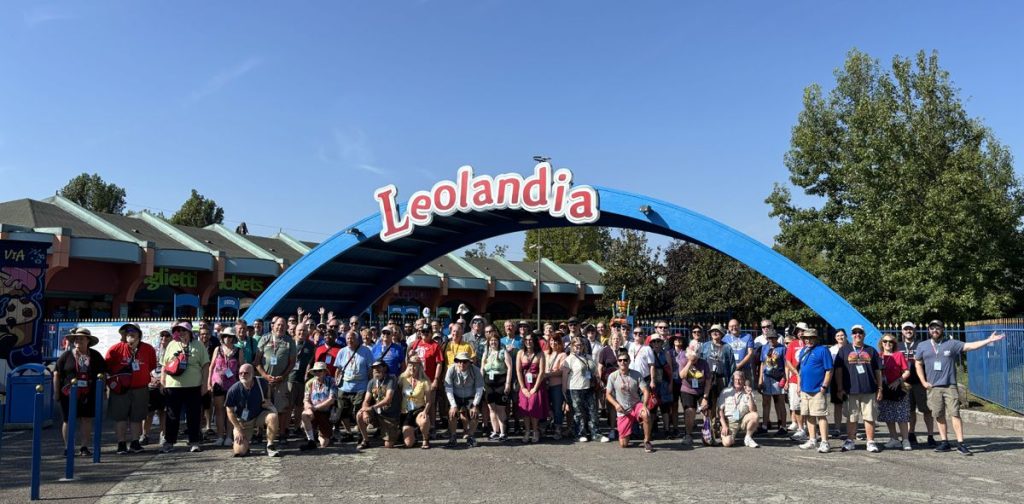 Foto di gruppo dell'associazione American Coaster Enthusiasts in visita a Leolandia Park