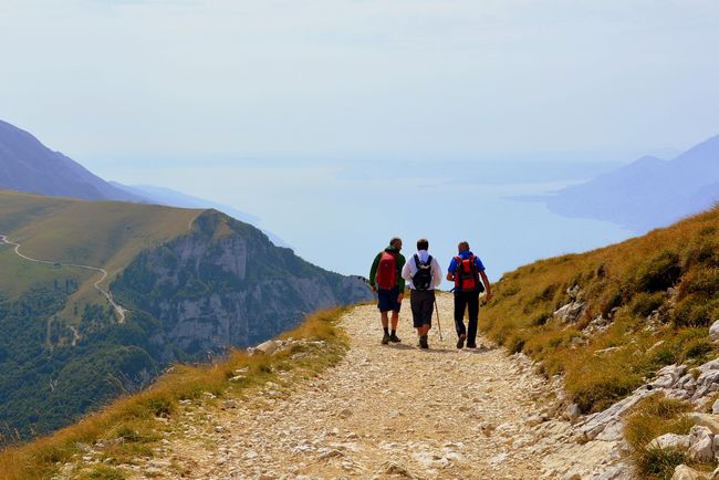 Camminata su un sentiero di montagna vicino al Lago di Garda