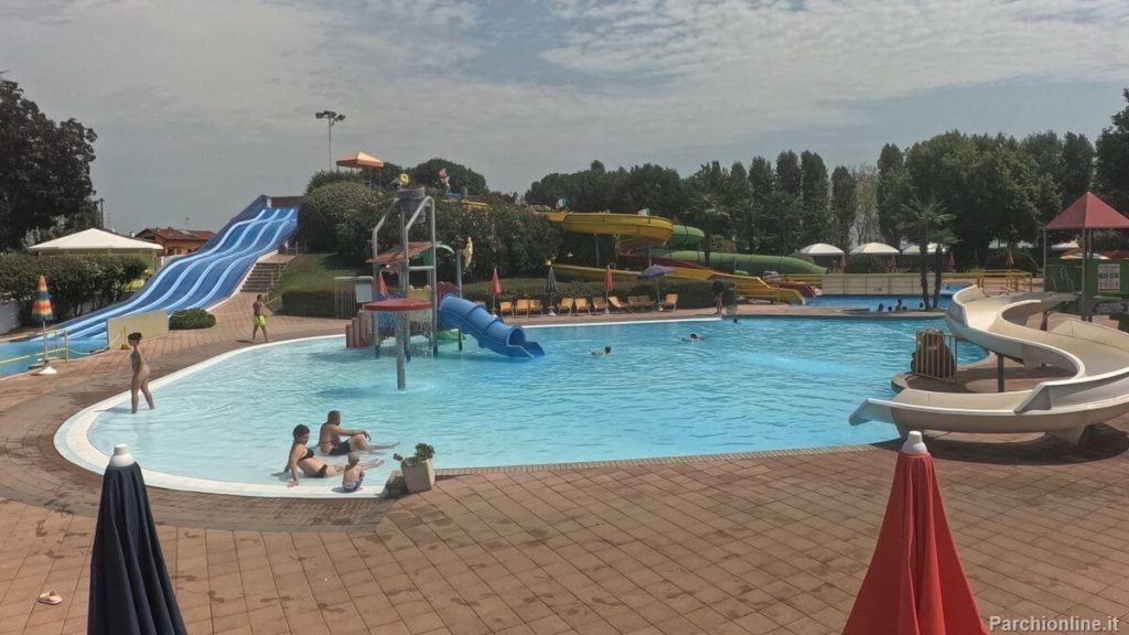 Piscine e scivoli dell'Acquapark Jolly Club a Cigliano, in Provincia di Vercelli