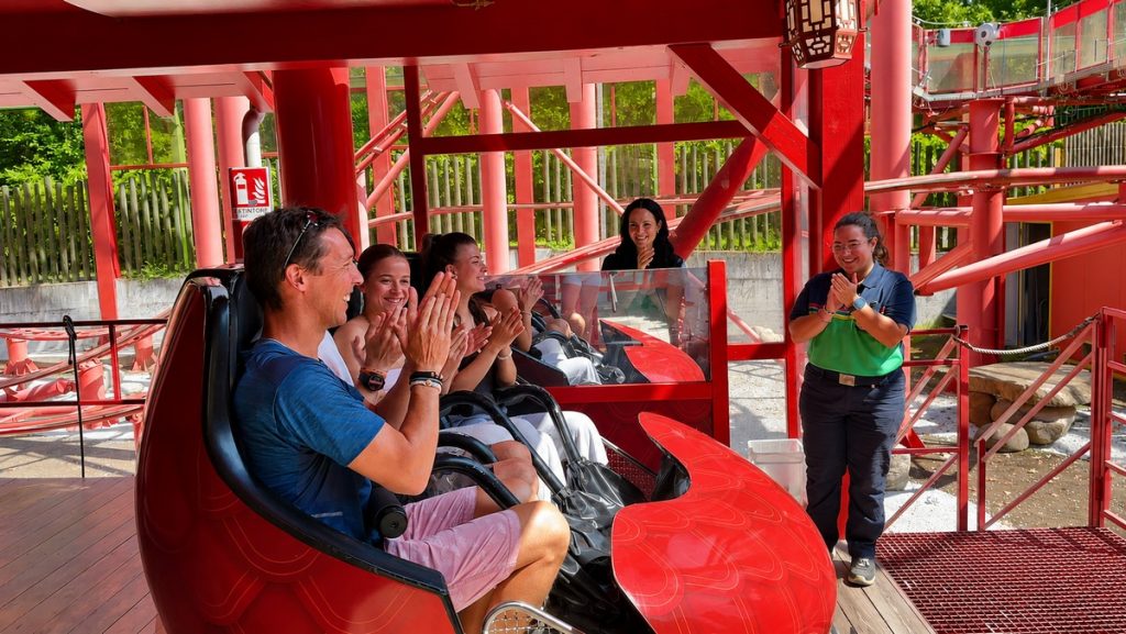 Gardaland festeggia i passeggeri numero 5 milioni sulle montagne russe per famiglie Dragon Rush