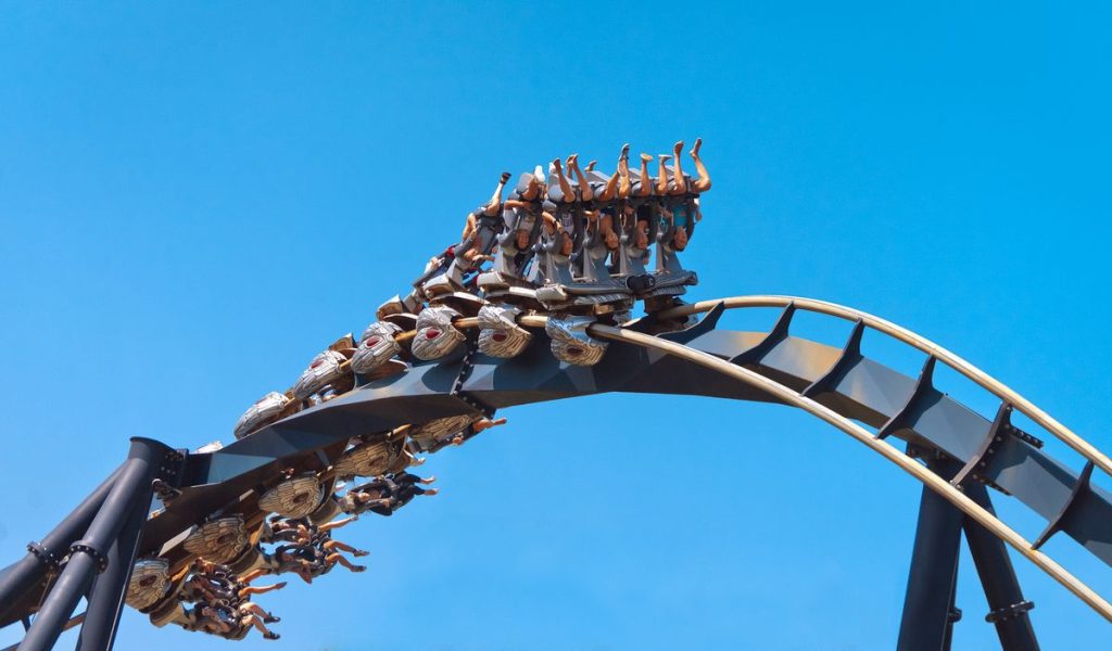 IIl treno dell'inverted Coaster Katun di Mirabilandia affronta un'inversione adrenalinica