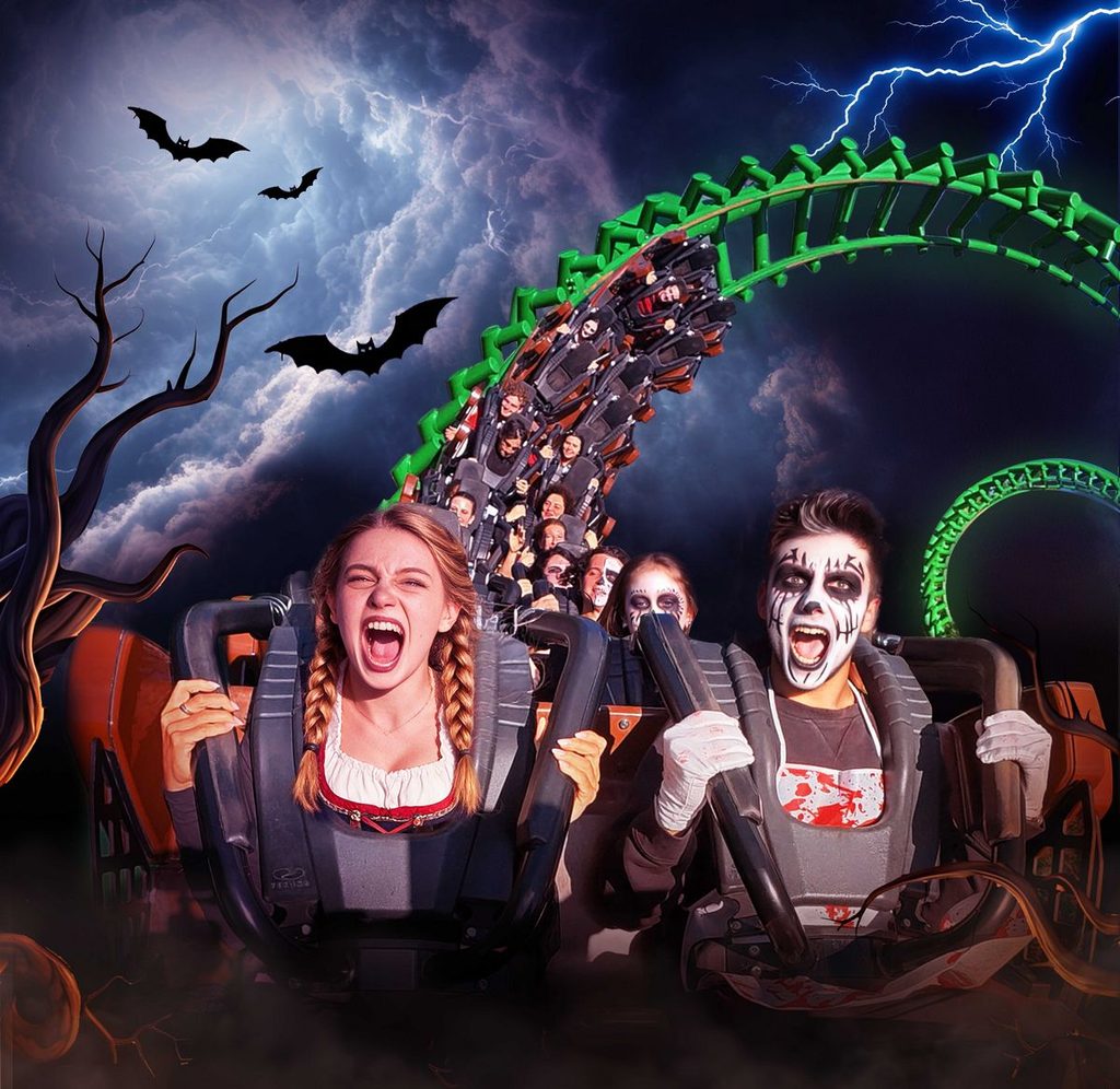 Persone vestite con i costumi di Halloween sulle montagne russe Shaman di Gardaland Park per l'evento Summerween 2026 (unione di Gardaland Oktoberfest e Gardaland Magic Halloween)