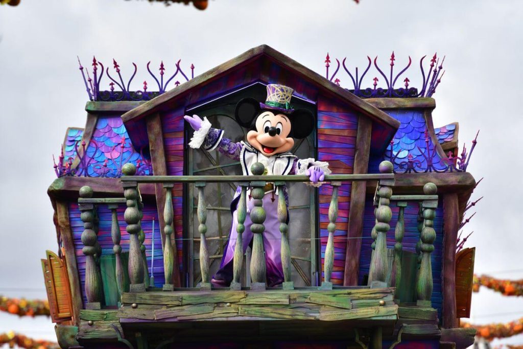 Topolino saluta gli Ospiti di Disneyland Paris durante la Parata di Halloween al Disneyland Park di Parigi