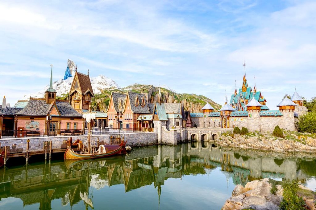 Area World of Frozen a Disneyland Paris, villaggio di Arandelle e castello