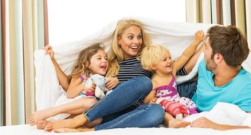 Famiglia in hotel vicino all'Acquario di Livorno