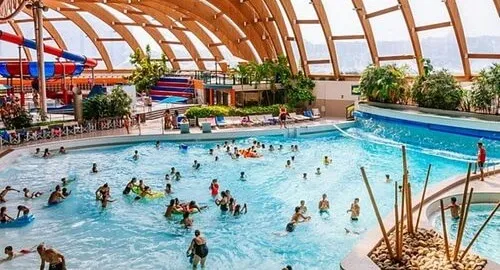 Ragazze nella piscina dell'acquapark di Concorezzo