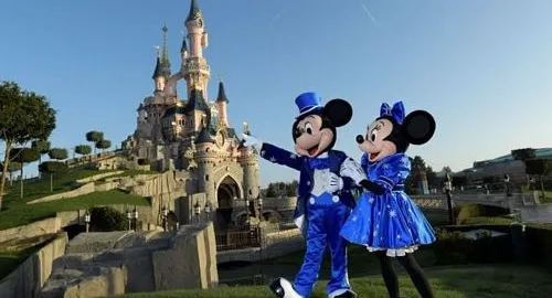 Topolino e Minnie davanti al castello di Disneyland Paris
