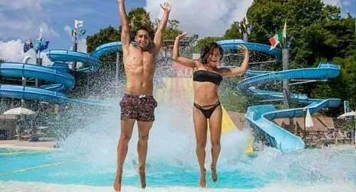 Ragazzi si divertono nelle piscine dell'acquapark di Roma