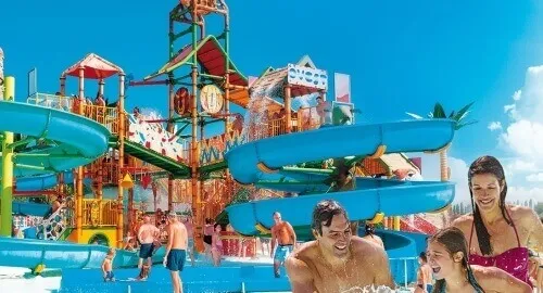 Famiglia si diverte al parco acquatico di Mirabilandia