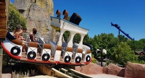 Giostra rotante di Caneva Aquapark ispirata ad un peschereccio nel mare in tempesta