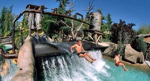 Scivolo con salto in acqua del parco acquatico Caneva Aquapark