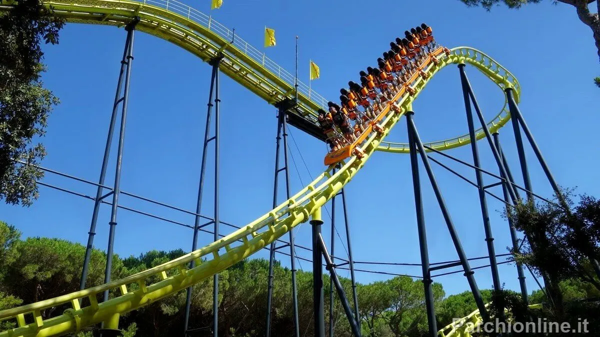 Roller Coaster Freestyle: le montagne russe in piedi del Parco Cavallino Matto in Toscana