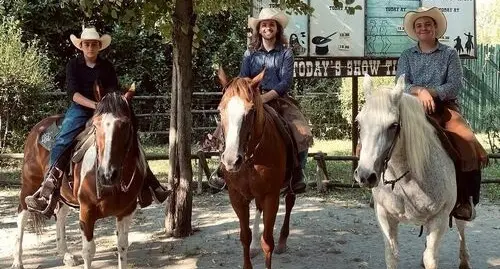 Cowboys a cavallo al parco western Cowboyland di Voghera, vicino Pavia