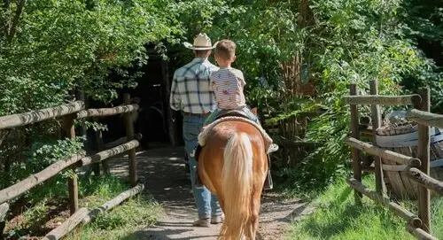 Giro sul pony a Cowboyland