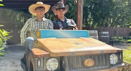 Ragazzi guidano un fuoristrada elettrico al parco Cowboyland