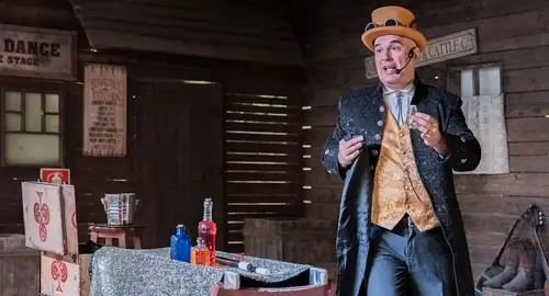 Mr Fantasy si esibisce in uno spettacolo di magia a Cowboyland